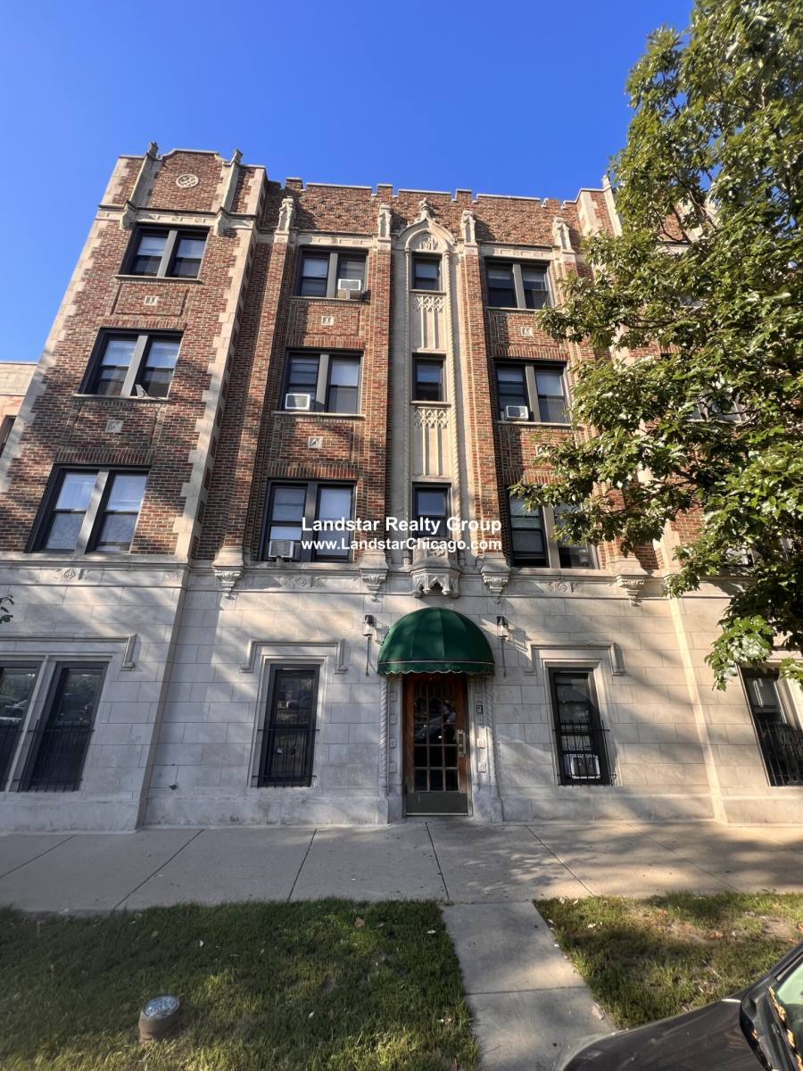 Apartment for rent at 948 W Cuyler #102, Chicago, IL 60613