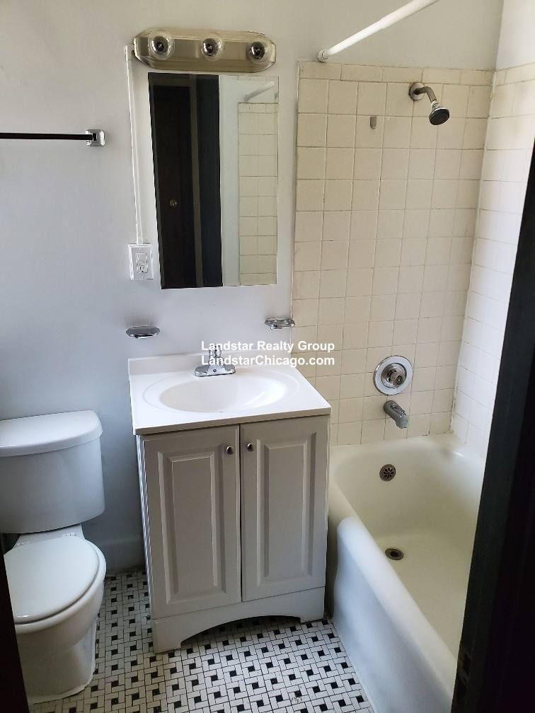Apartment for rent at 948 W Cuyler #102, Chicago, IL 60613