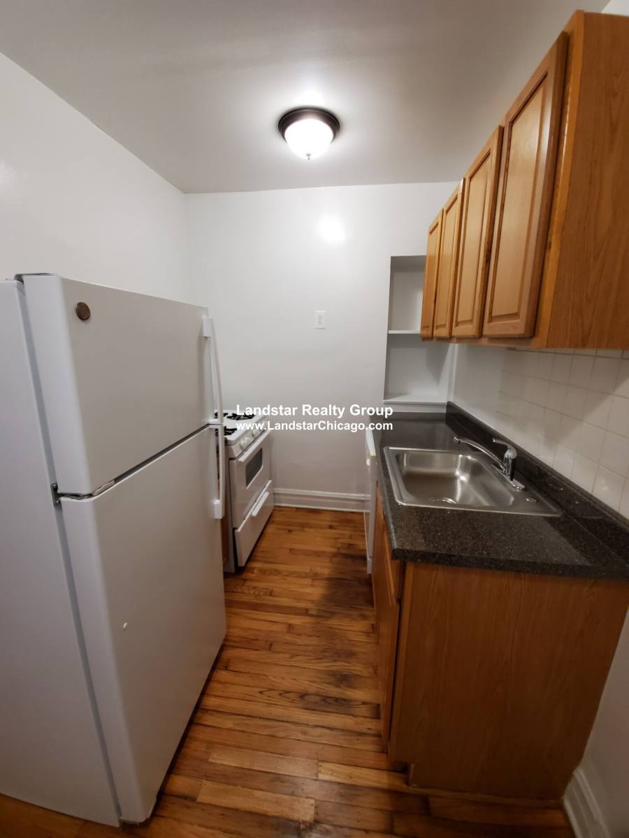 Apartment for rent at 1421 W Farwell #108, Chicago, IL 60626