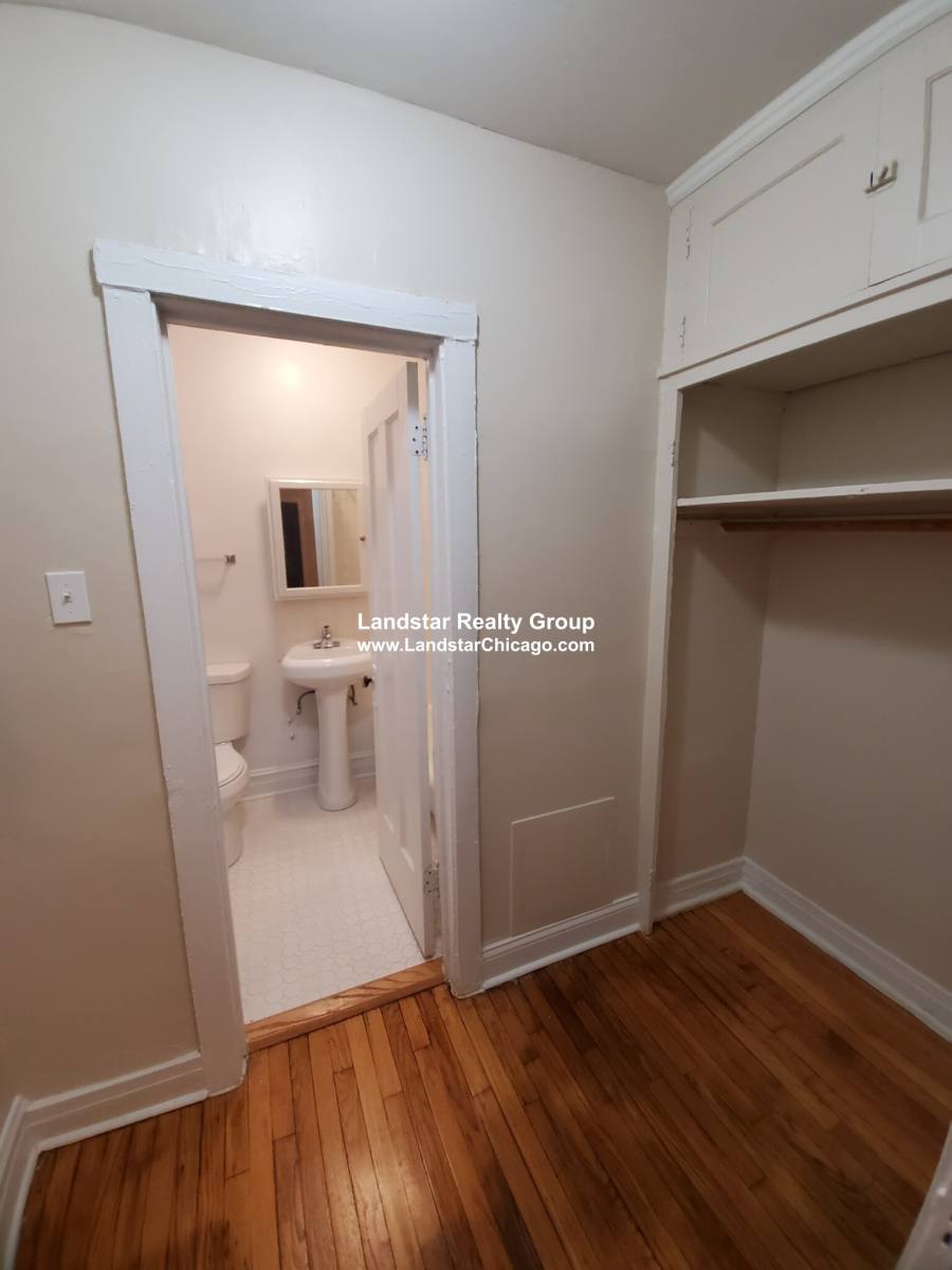 Apartment for rent at 1421 W Farwell #108, Chicago, IL 60626