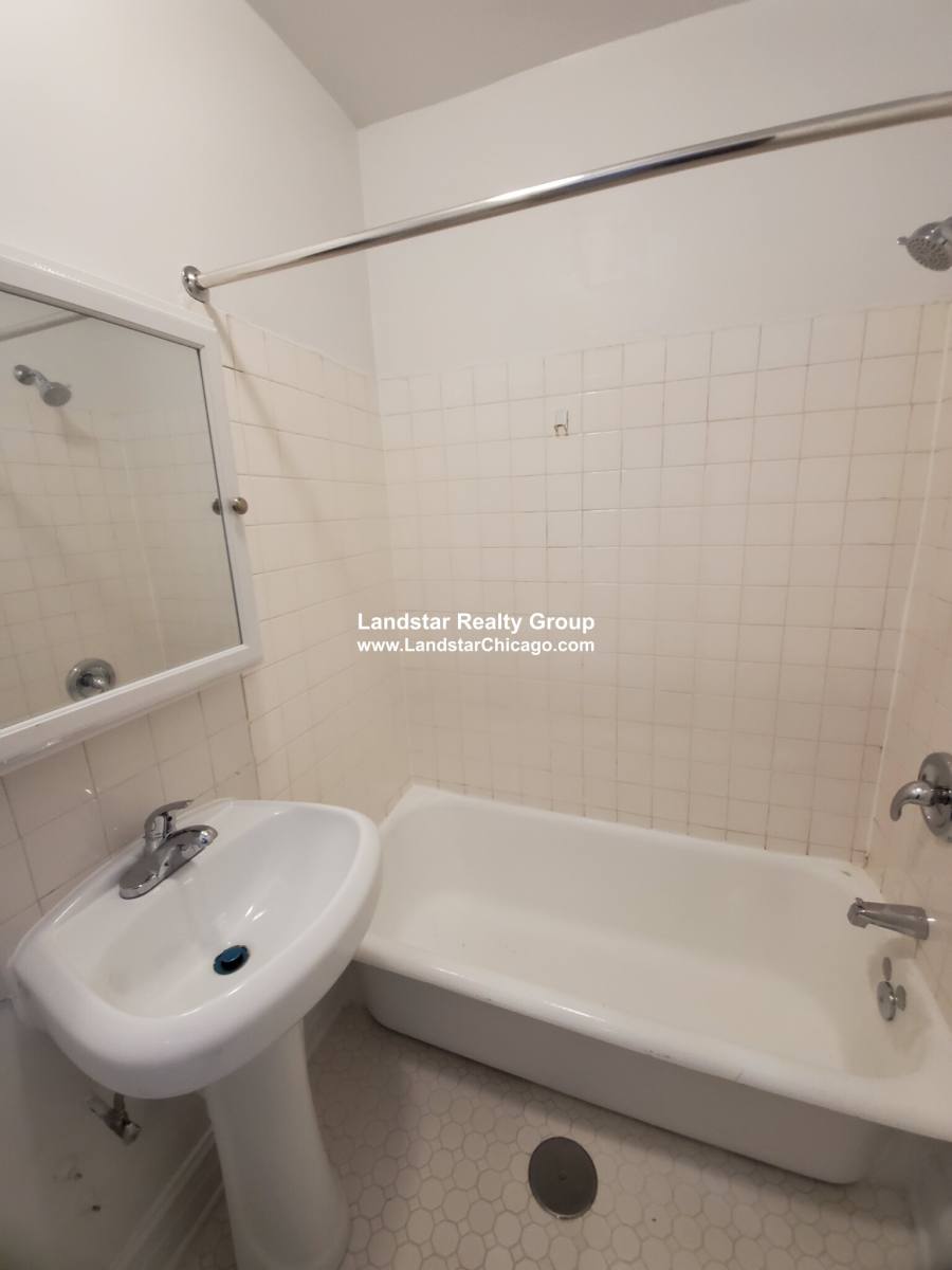 Apartment for rent at 1421 W Farwell #108, Chicago, IL 60626