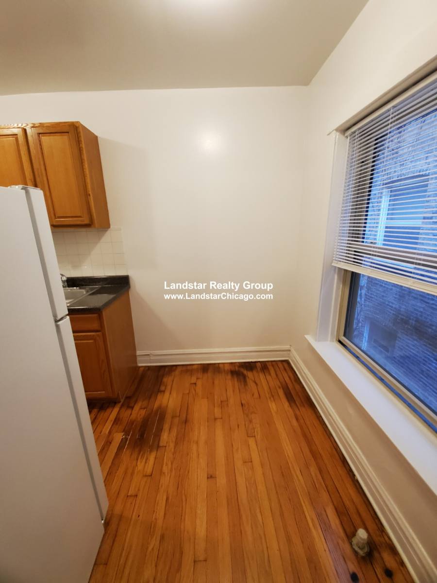 Apartment for rent at 1421 W Farwell #108, Chicago, IL 60626