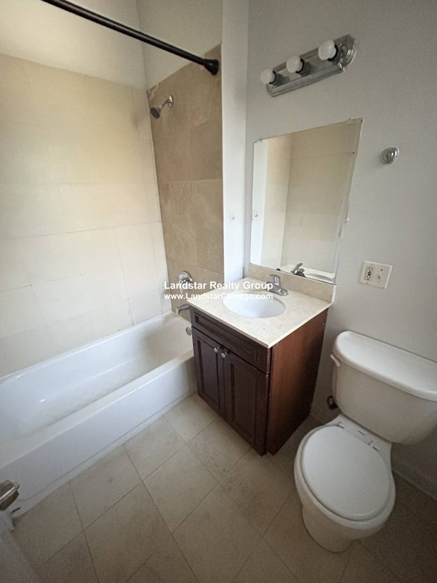 Apartment for rent at 7460 N Greenview #2, Chicago, IL 60626
