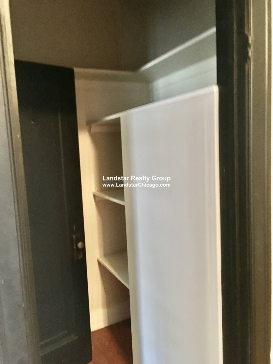 Apartment for rent at 948 W Cuyler Ave #115, Chicago, IL 60613