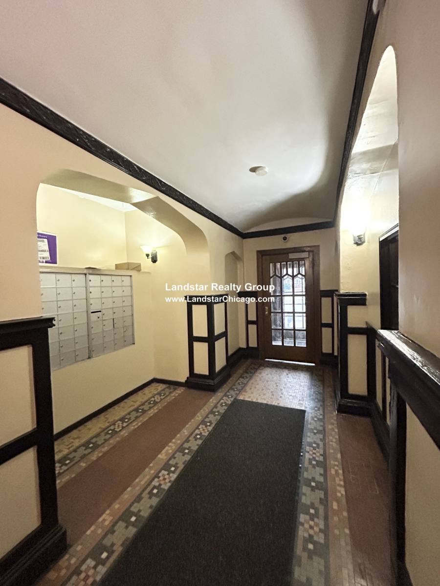 Apartment for rent at 948 W Cuyler Ave #115, Chicago, IL 60613