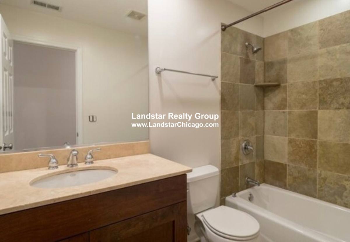 Apartment for rent at 7228 N Bell Ave #3N, Chicago, IL 60645