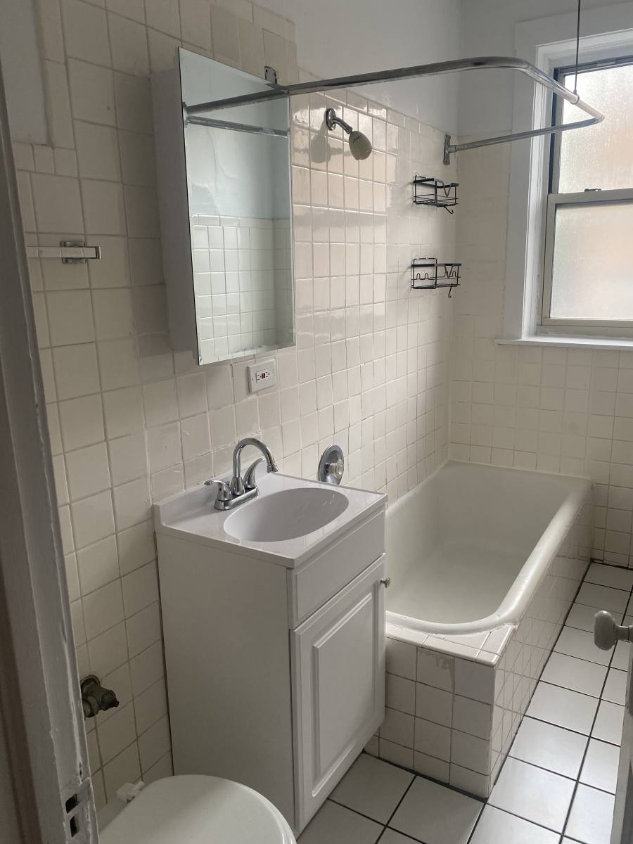 Apartment for rent at 2346 W Touhy Ave #1E, Chicago, IL 60645
