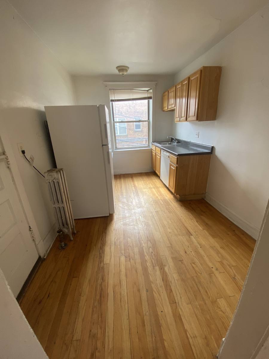 Apartment for rent at 2346 W Touhy Ave #1E, Chicago, IL 60645