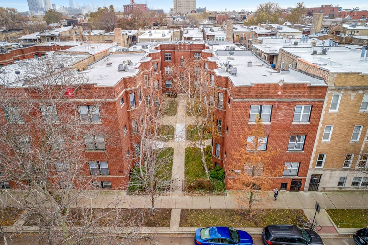 Apartment for rent at 855 W Cornelia #2W, Chicago, IL 60657