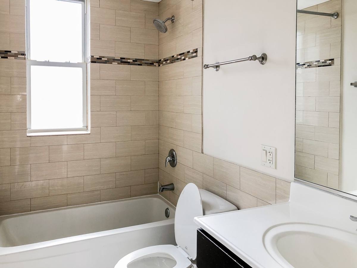 Apartment for rent at 855 W Cornelia #2W, Chicago, IL 60657