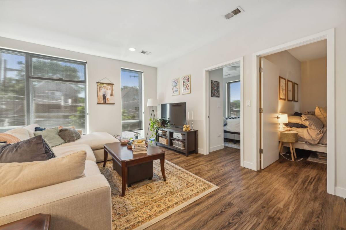 Apartment for rent at 1045 W Cornelia Ave #302, Chicago, IL 60657