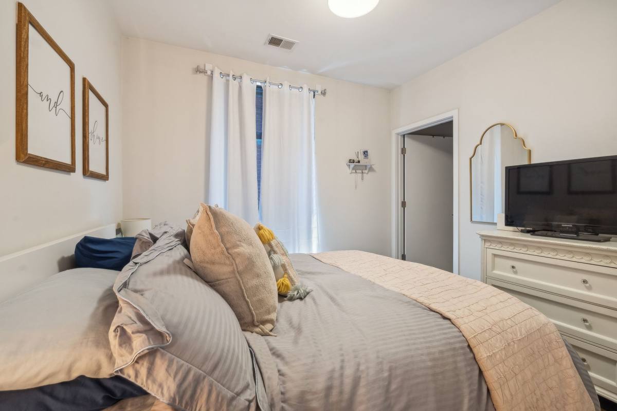 Apartment for rent at 1045 W Cornelia Ave #302, Chicago, IL 60657