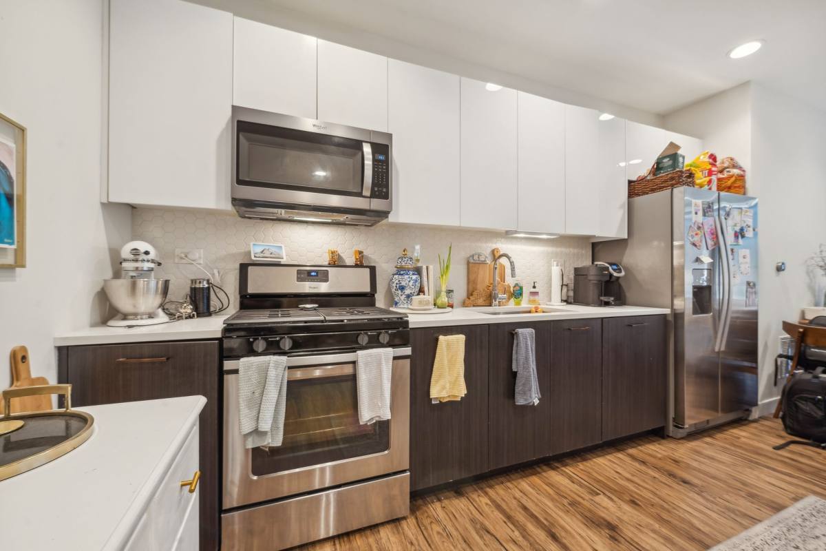 Apartment for rent at 1045 W Cornelia Ave #302, Chicago, IL 60657