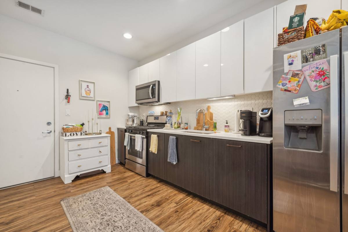 Apartment for rent at 1045 W Cornelia Ave #302, Chicago, IL 60657