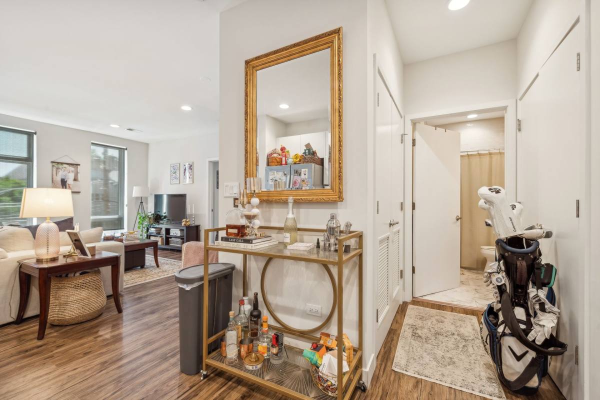 Apartment for rent at 1045 W Cornelia Ave #302, Chicago, IL 60657