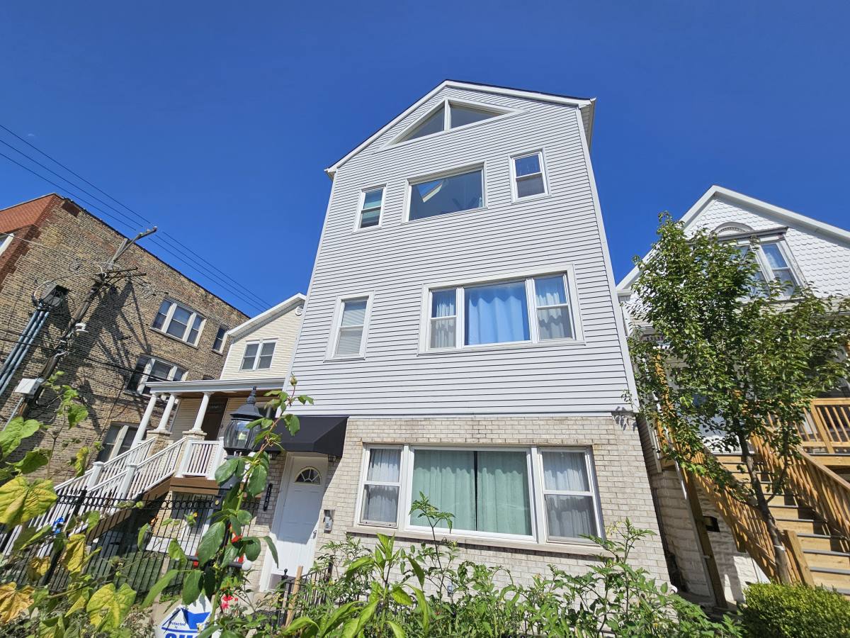 Apartment for rent at 1140 W Barry Ave #1, Chicago, IL 60657