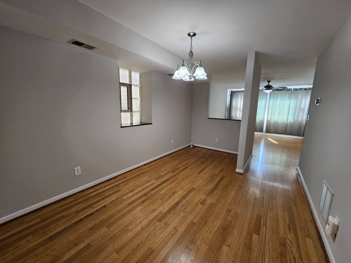 Apartment for rent at 1140 W Barry Ave #1, Chicago, IL 60657