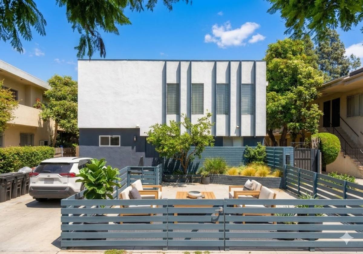 Apartment for rent at 3960 S Inglewood Blvd, Los Angeles, CA 90066
