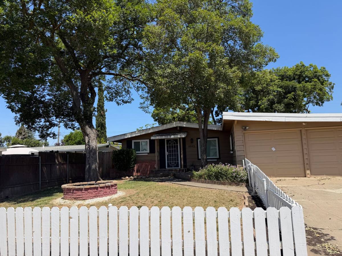 House for rent at 8945 Fashion Dr, Sacramento, CA 95826