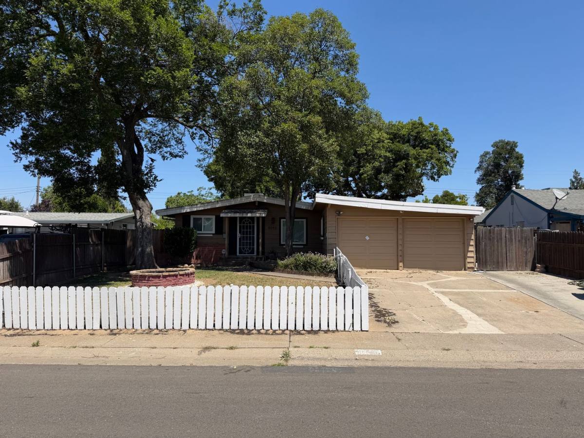 House for rent at 8945 Fashion Dr, Sacramento, CA 95826