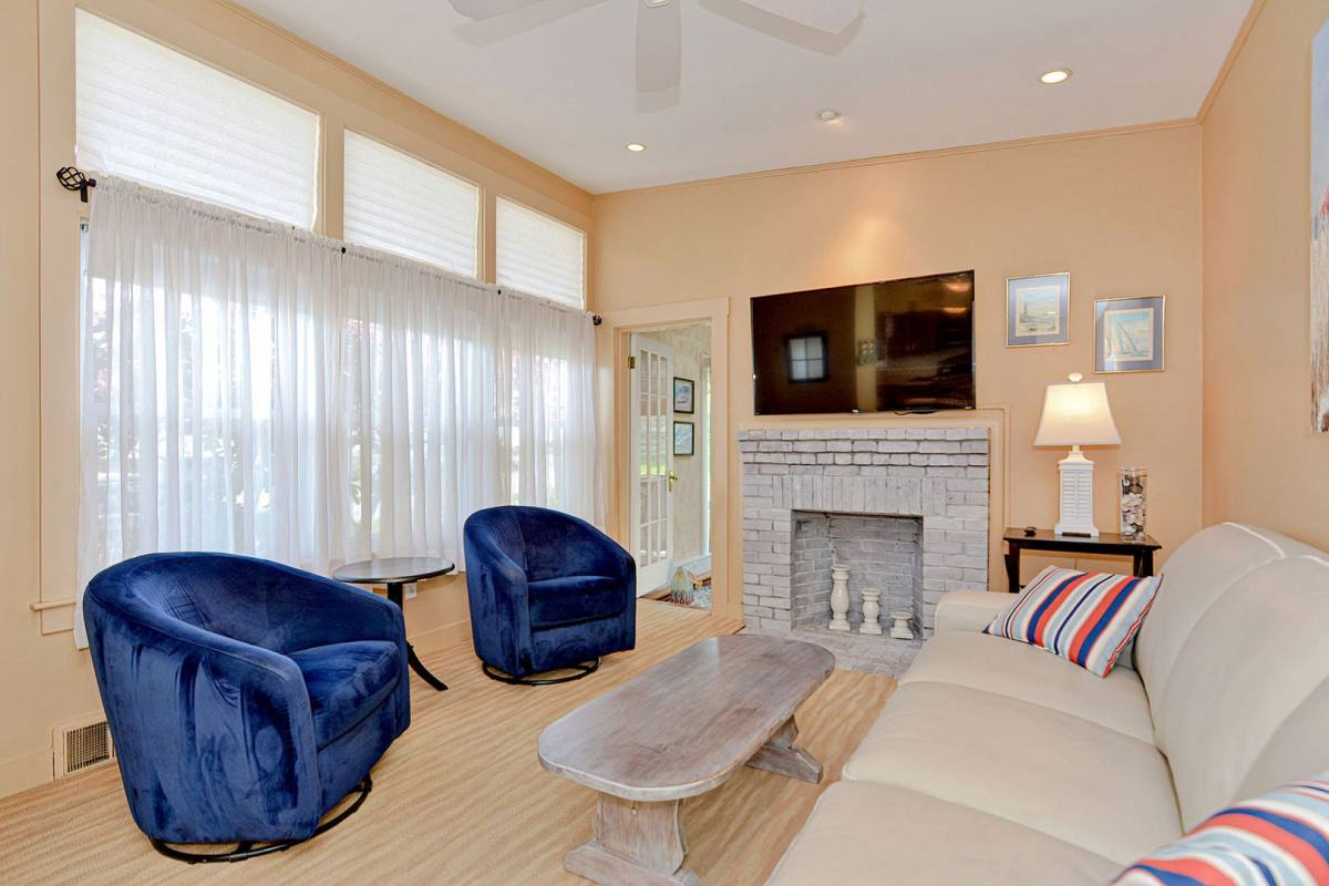 House for rent at 16 Warwick Rd, Gloucester, MA 01930