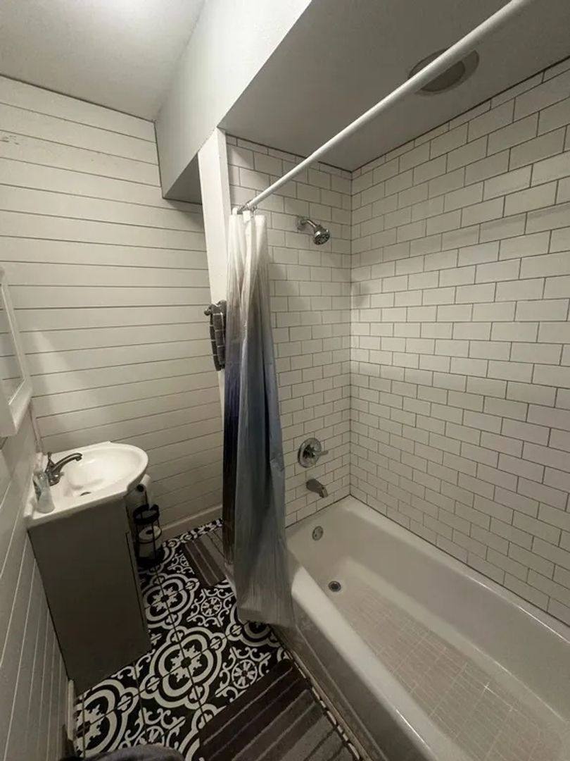 Apartment for rent at 729 S Aiken Ave, Pittsburgh, PA 15232