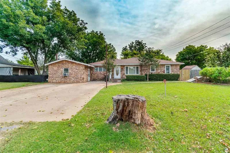 House for rent at 406 S 9th St, Marlow, OK 73055
