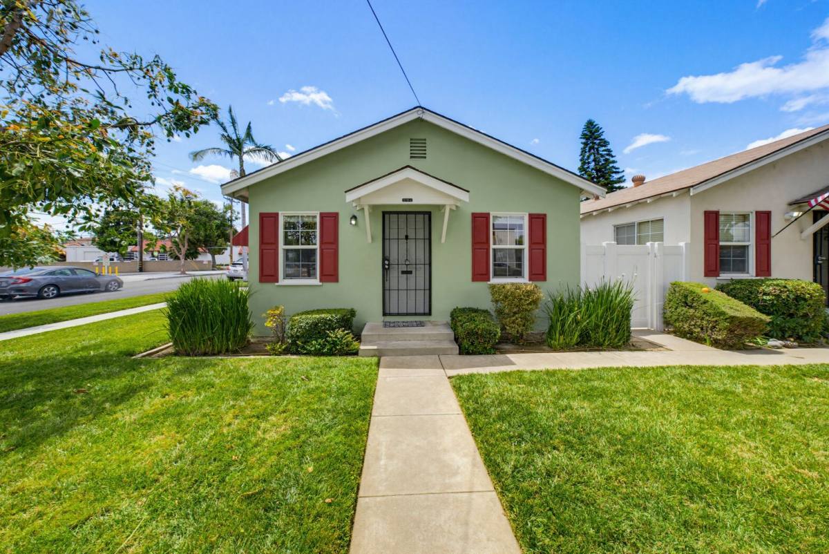 Apartment for rent at 530 C St, Tustin, CA 92780