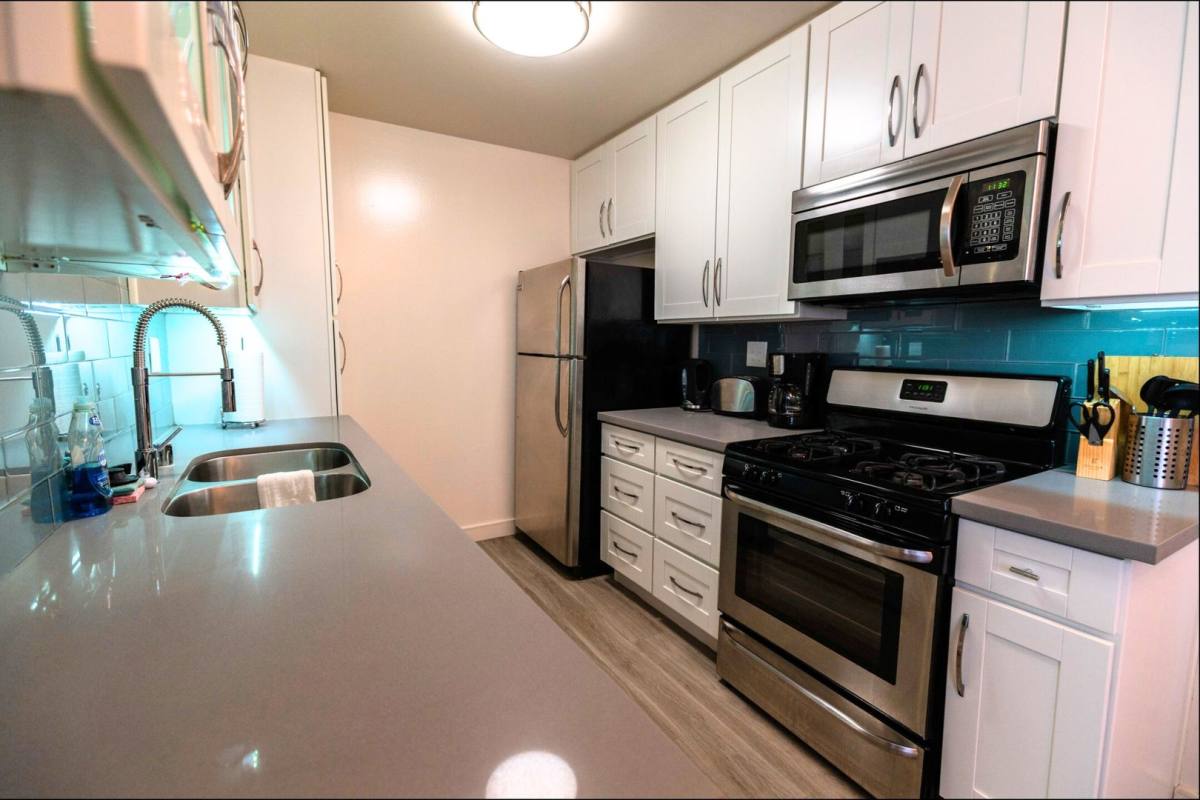 Apartment for rent at 311 S Doheny Dr, Los Angeles, CA 90048