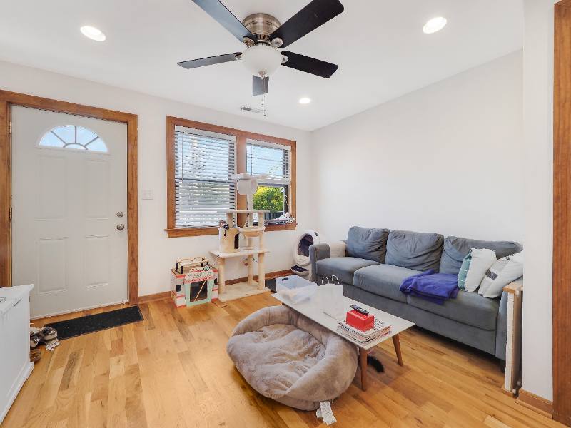 House for rent at 1148 W Belmont Ave #3, Chicago, IL 60657