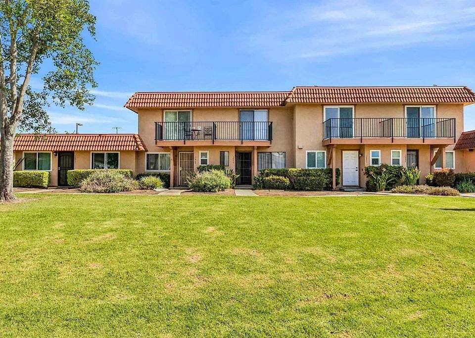 Townhouse for rent at 1643 Rue De Valle, San Marcos, CA 92078
