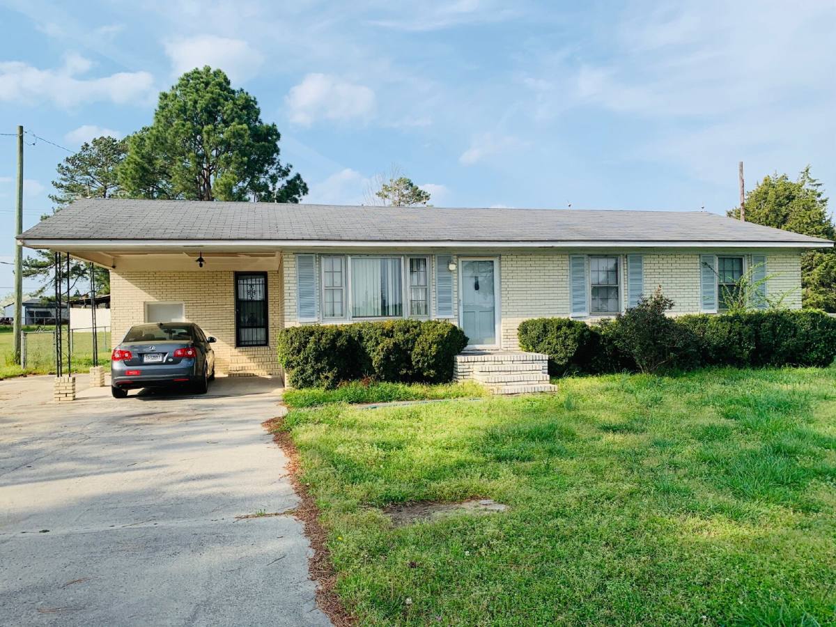 House for rent at 450 Lees Country Club Rd, Mount Olive, NC 28365