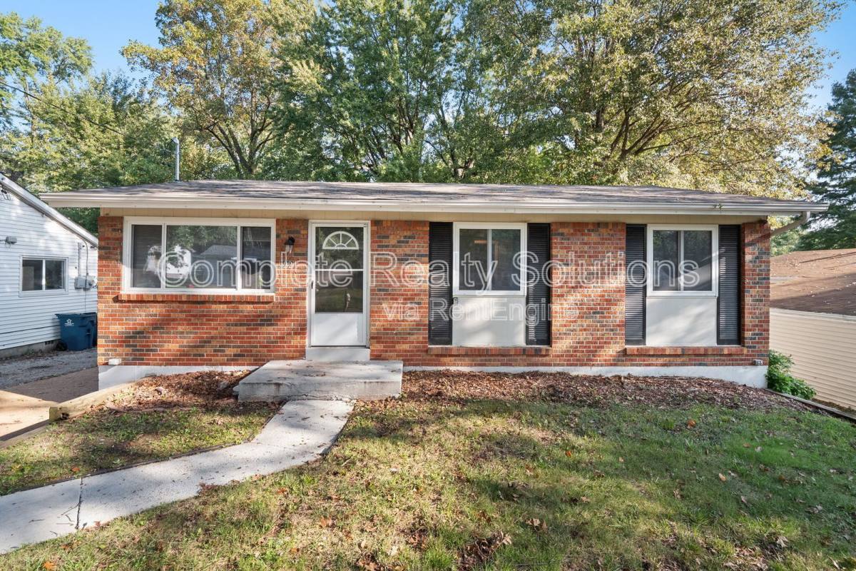 House for rent at 221 Barto Dr, Saint Louis, MO 63135