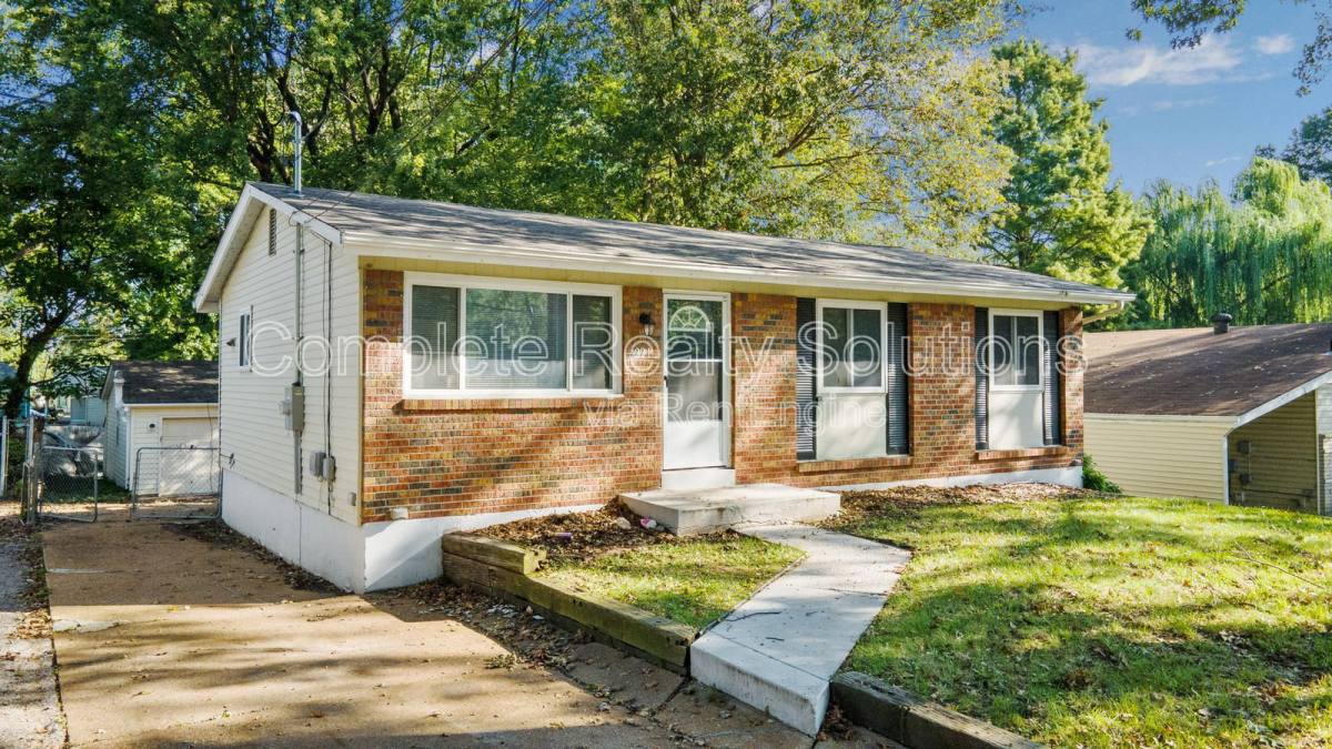 House for rent at 221 Barto Dr, Saint Louis, MO 63135