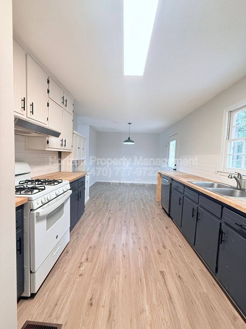 House for rent at 4433 Sardis Dr, Gainesville, GA 30506