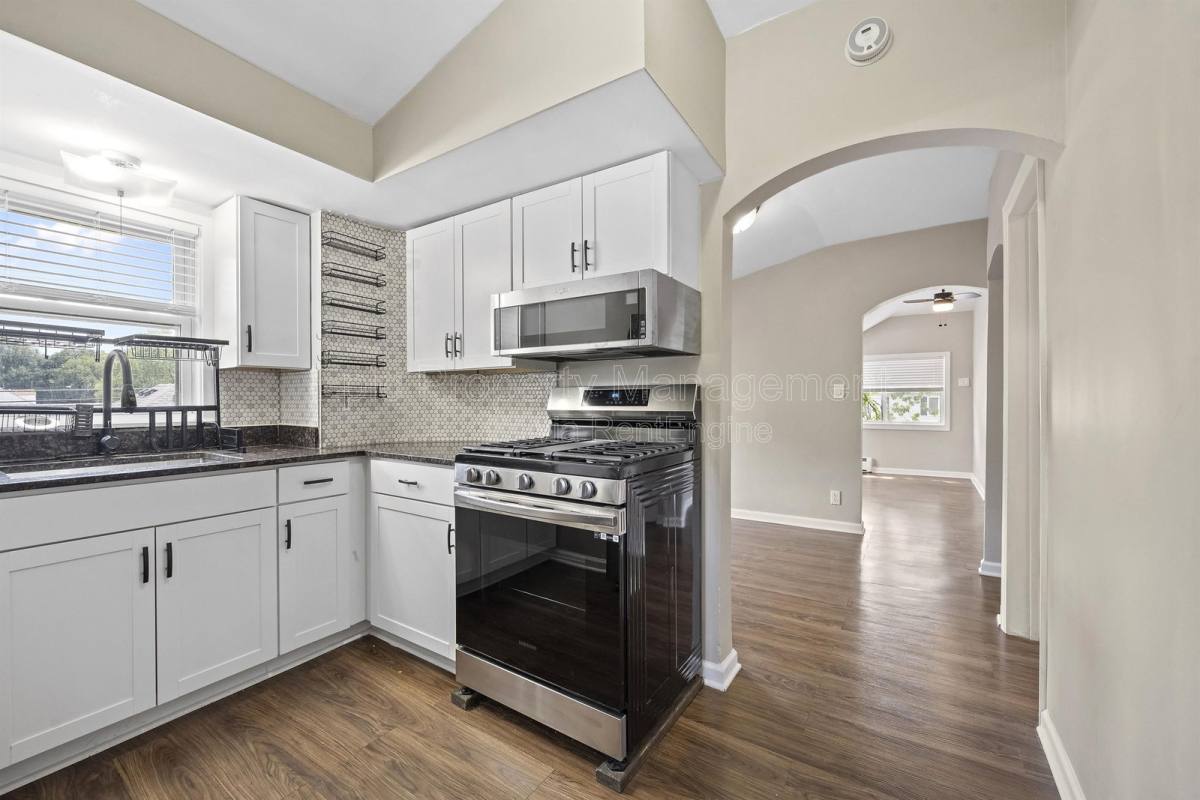 Apartment for rent at 1029 E Granet Ave, Hazel Park, MI 48030