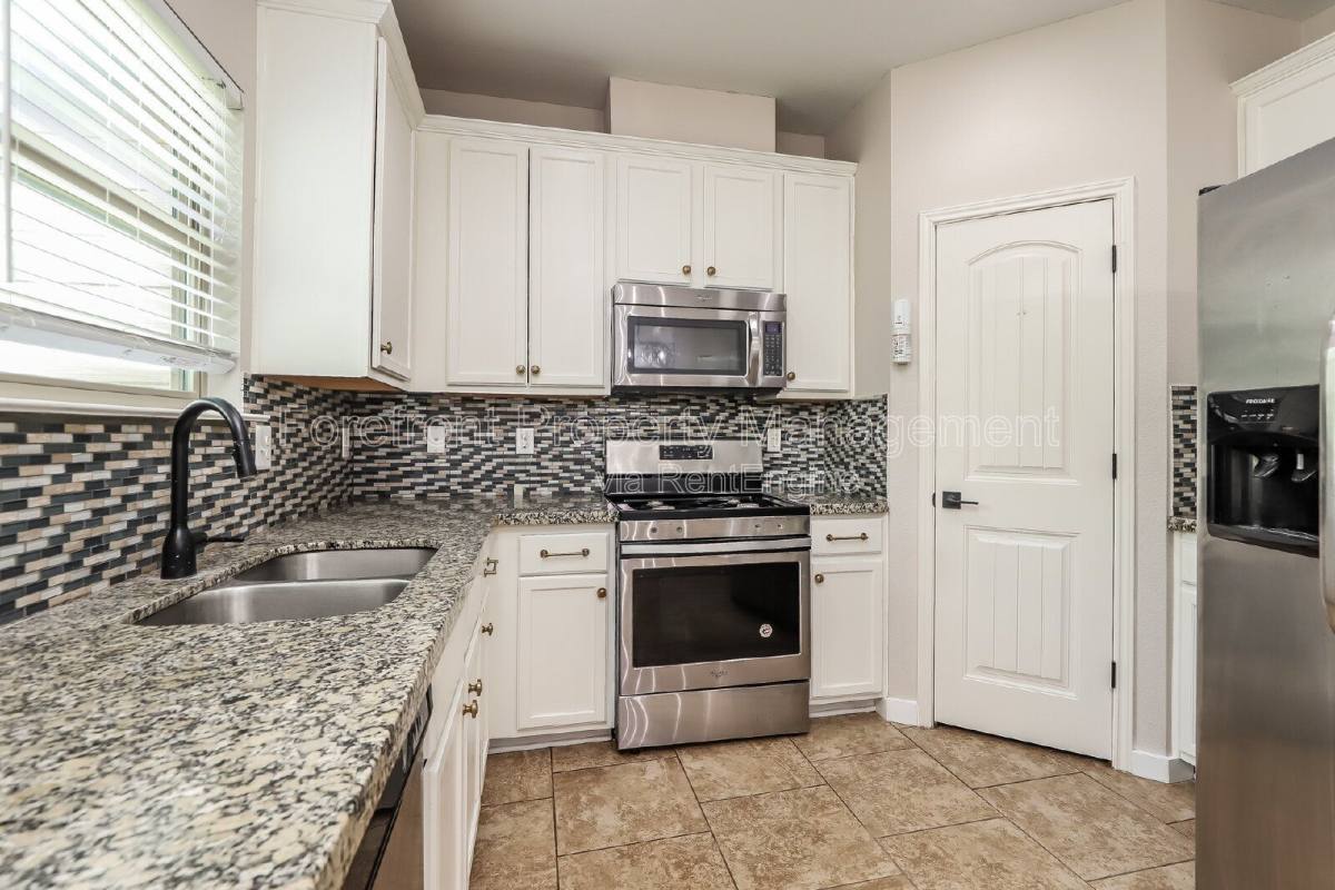 House for rent at 1330 Plaza Lake Dr, San Antonio, TX 78245