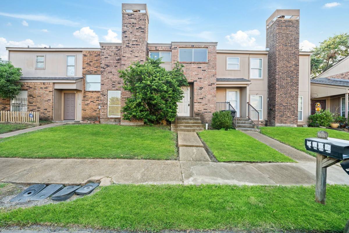 Townhouse for rent at 6463 Cambridge Glen Lane, Houston, TX 77035