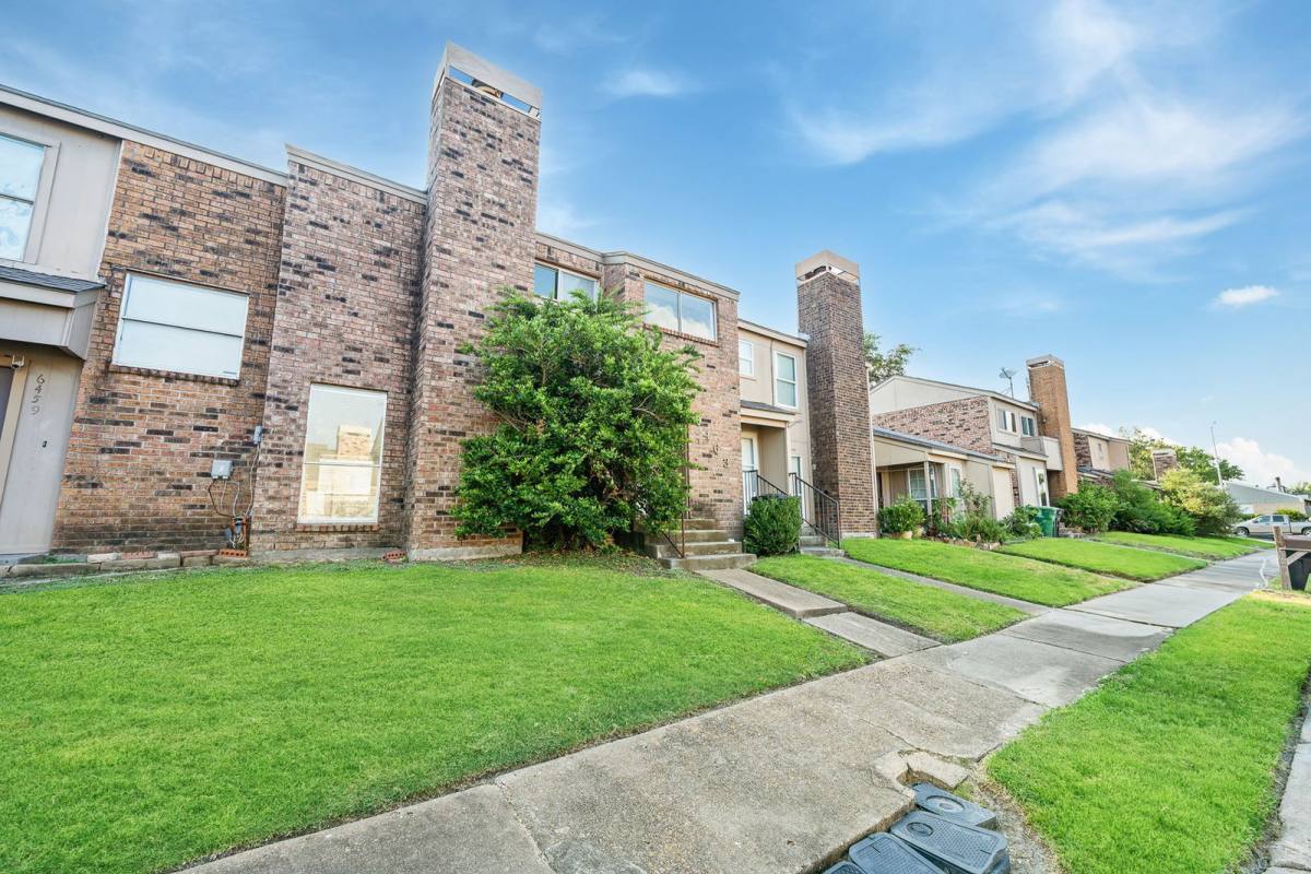 Townhouse for rent at 6463 Cambridge Glen Lane, Houston, TX 77035