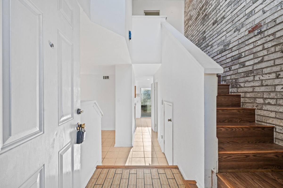 Townhouse for rent at 6463 Cambridge Glen Lane, Houston, TX 77035