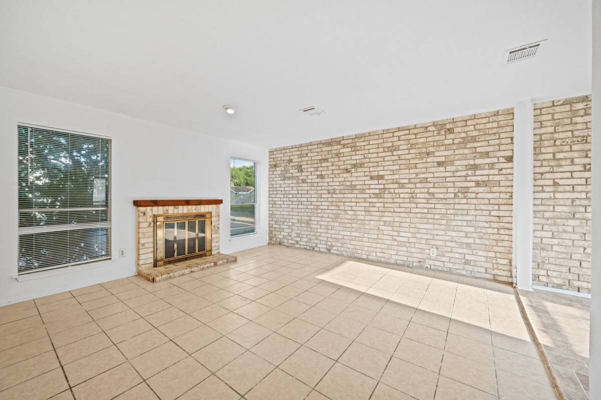 Townhouse for rent at 6463 Cambridge Glen Lane, Houston, TX 77035
