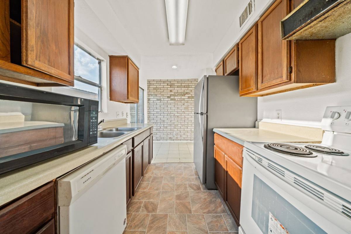 Townhouse for rent at 6463 Cambridge Glen Lane, Houston, TX 77035