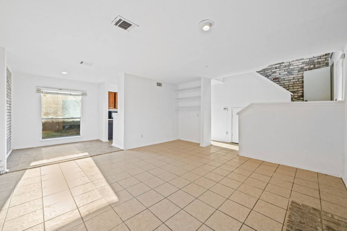 Townhouse for rent at 6463 Cambridge Glen Lane, Houston, TX 77035