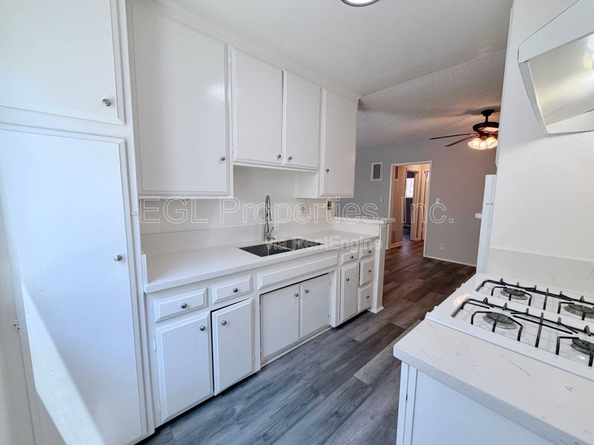Apartment for rent at 362 N San Vicente Blvd #D, Los Angeles, CA 90048