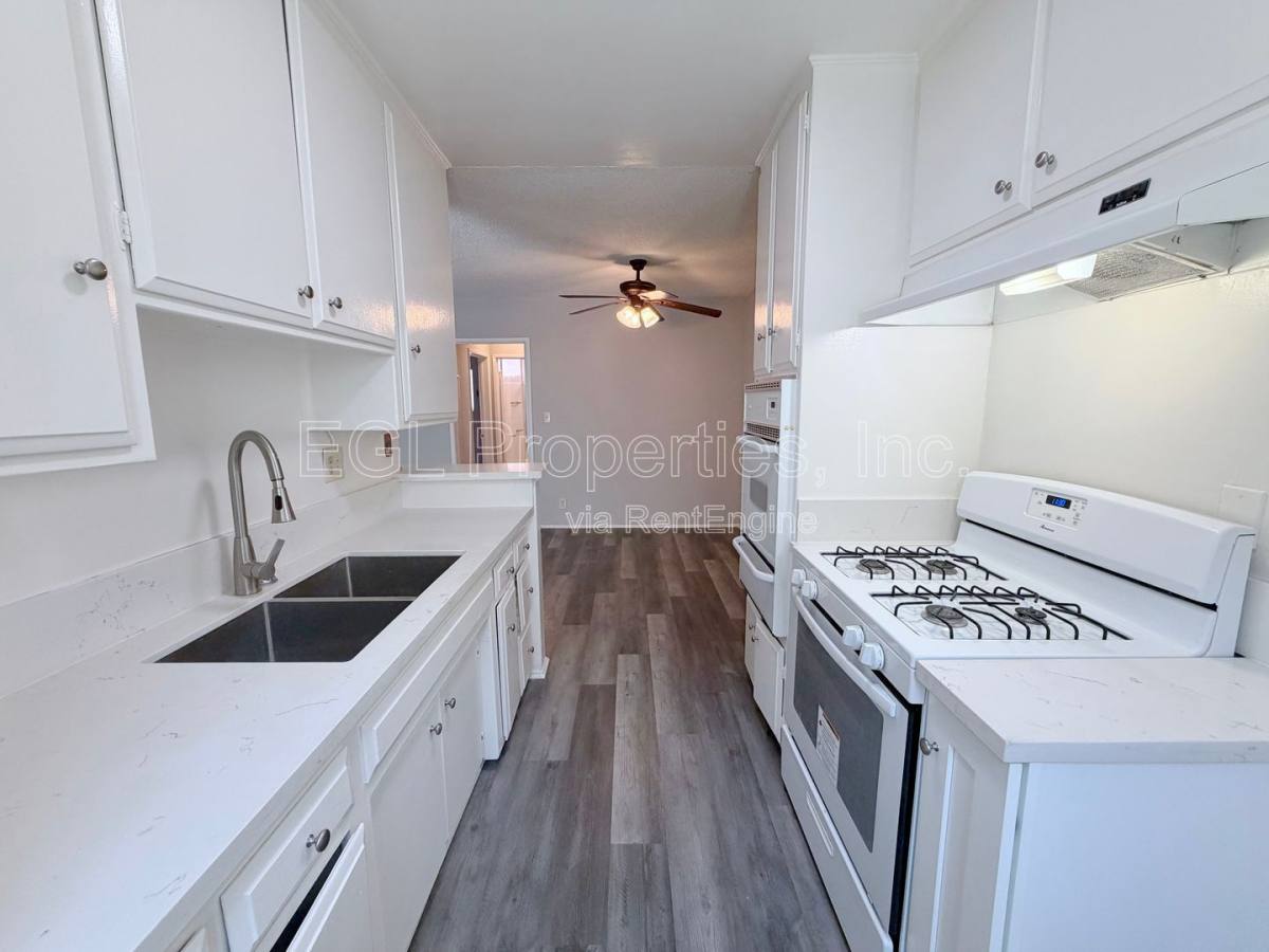 Apartment for rent at 362 N San Vicente Blvd #D, Los Angeles, CA 90048