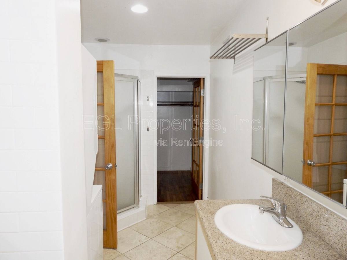 Apartment for rent at 1287 Cochran Ave #1, Los Angeles, CA 90019
