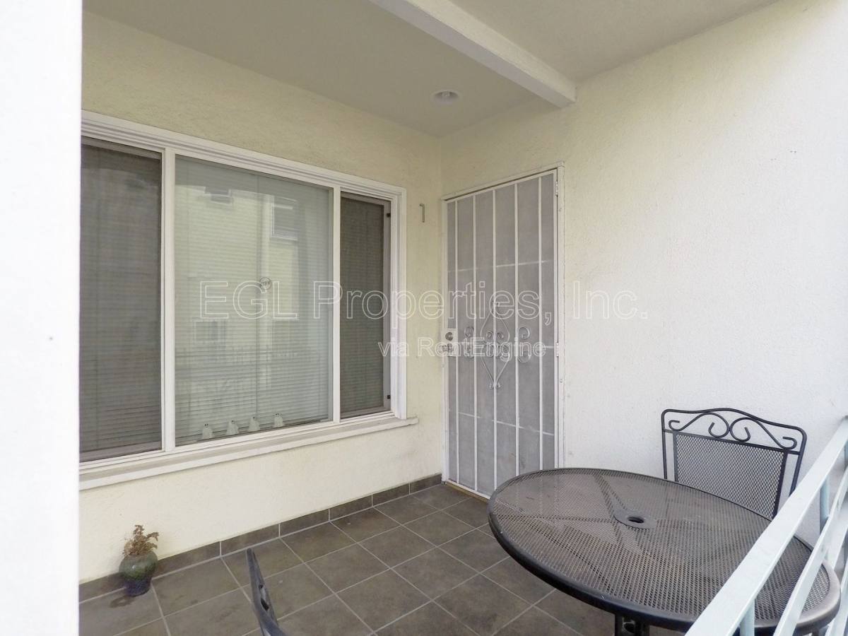Apartment for rent at 1287 Cochran Ave #1, Los Angeles, CA 90019