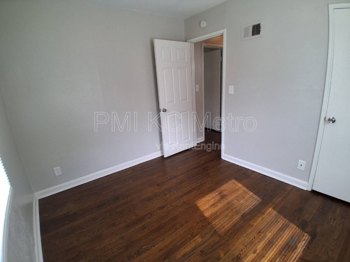 Townhouse for rent at 9548 Charlotte St, Kansas City, MO 64131