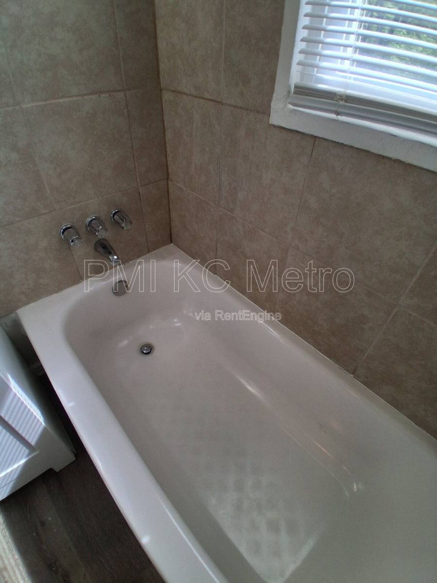 Townhouse for rent at 9548 Charlotte St, Kansas City, MO 64131