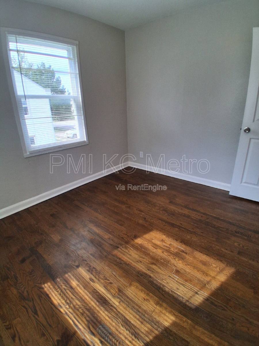 Townhouse for rent at 9548 Charlotte St, Kansas City, MO 64131
